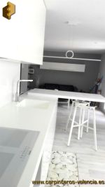 Vista de bancada y mesa en cocina lacado blanco