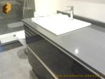 Mueble a medida realizado para baño en Valencia color negro y bancada gris Silestone