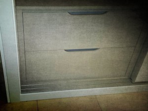 Detalle de cajoneras en color gris distinto a exterior armario
