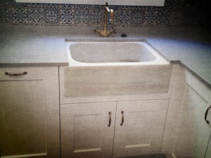 Foto de detalle de cocina con pila recuperada en Valencia.  Efecto fotográfico.