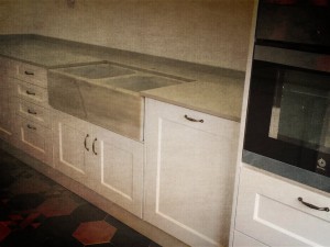 Cocina estilo clásico con pila recuperada en Valencia. Efecto Fotográfico.