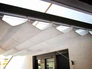 Cobertura en terraza de ático hecha con elementos de madera