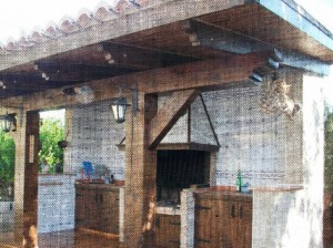 Paellero realizado con vigas y elementos estructurales en madera