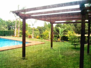 Pérgola exterior en jardín hecha en madera