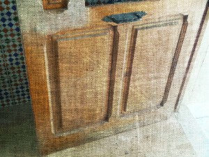 Portón madera en casa antigua antes de ser restaurado