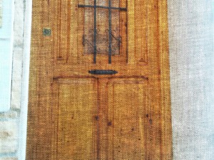 Portón restaurado en casa antigua. Foto retocada.