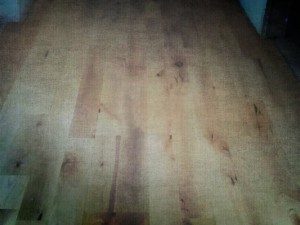 Tarima de madera maciza instalada en vivienda reformada en centro Valencia