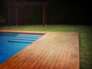 Tarima exterior en madera maciza perimetral a piscina